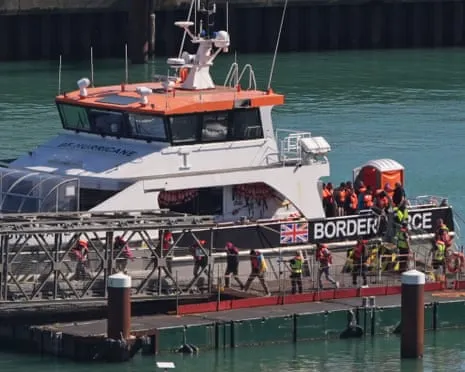 British Ministers Affirm Migrant Returns Agreement with France Will Proceed Despite Legal Injunction