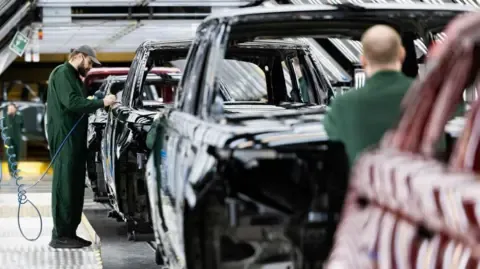 JLR Supply Chain Staff Allegedly Told to Register for Government Benefits, Union Claims