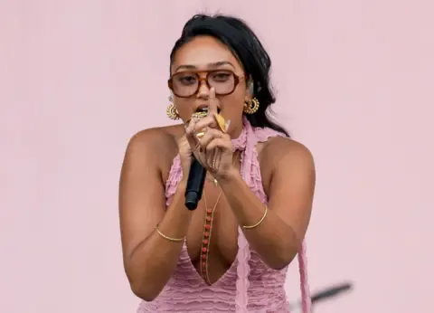 The singer-songwriter Embracing Perfectionism – Her Art Grows Stronger for It